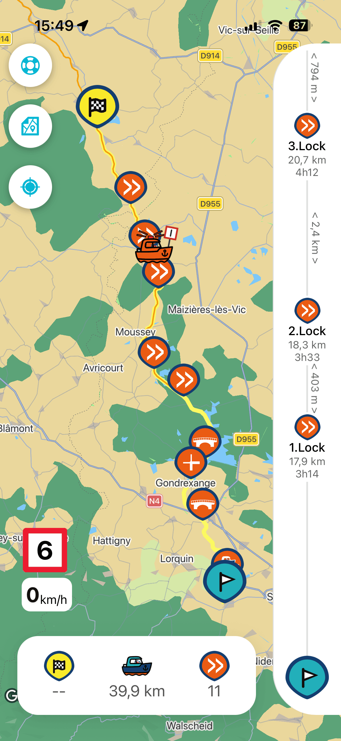 Fluvigo navigation mode showing a route, upcoming locks, current speed, and remaining distance.